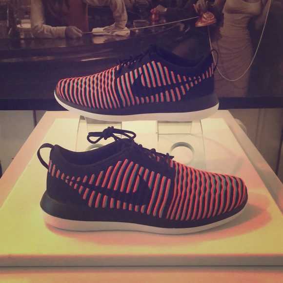 NIKE ROSHE TWO FLYKNIT SIZE 10 - Picture 2 of 7